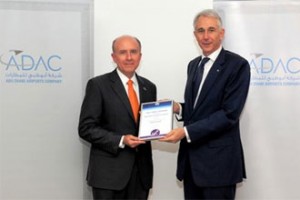 James Bennett, CEO, Abu Dhabi Airports Company, receives the Fast Travel Gold Award from Tony Tyler, IATA CEO.