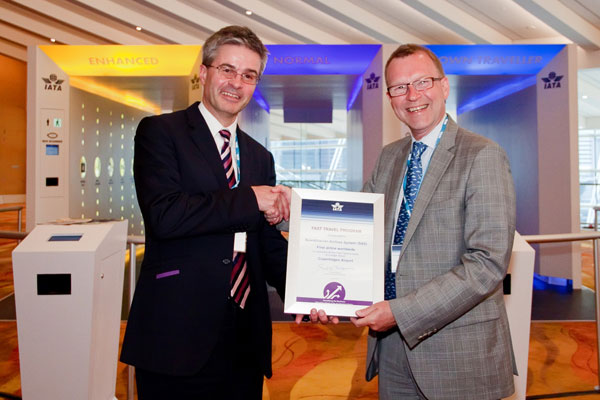 IATA's Senior VP Industry, Distribution and Financial Systems, Aleks Popovich, presents the StB certificate to Hans Ollongren, Senior Vice President for Corporate Public Affairs, SAS.