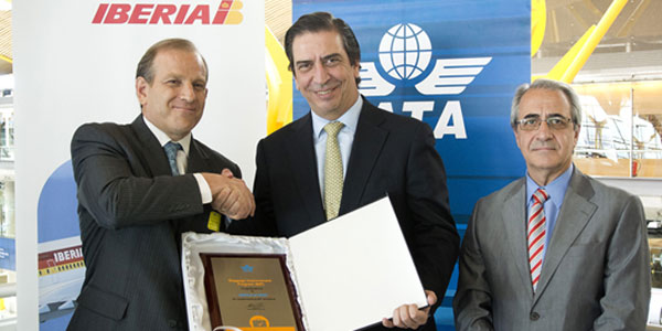 Rafael Sánchez-Lozano, Iberia CEO; Rafael Schvartzman, Regional Vice President Europe IATA; and Fernando De Miguel, Iberia Director at Madrid-Barajas Airport.