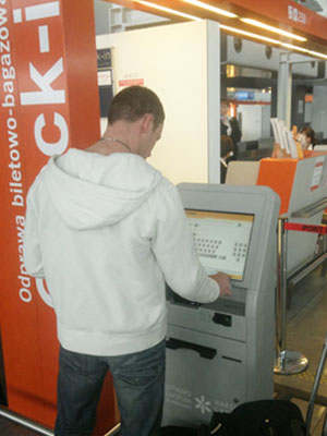 Chopin Airport introduces self-tagging kiosks