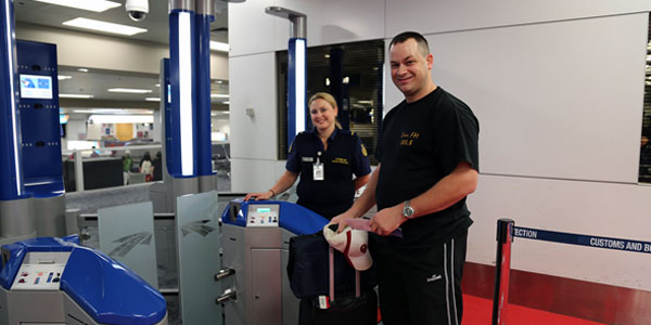 The very first US passenger to use the SmartGate in Australia! SmartGate is now available to US passengers who are members of the United States’ Global Entry programme. The very first US passenger to use the SmartGate in Australia! SmartGate is now available to US passengers who are members of the United States’ Global Entry programme.