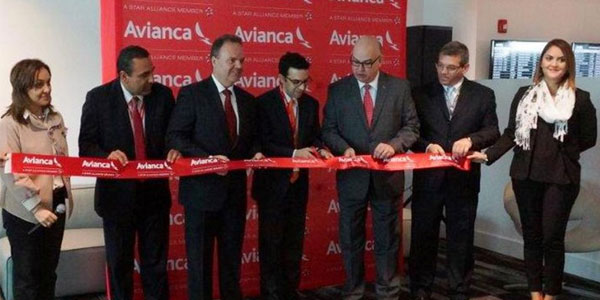 Avianca’s Rodrigo Llaguno, Vice President – Customer Experience and FTE Onboard 2025 Think Tank member, cut the ribbon to officially open the new VIP Lounge at Miami International Airport.