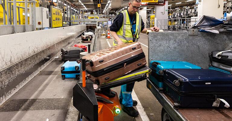 Schiphol invests in 30 new lifting aids to lighten workload in baggage hall